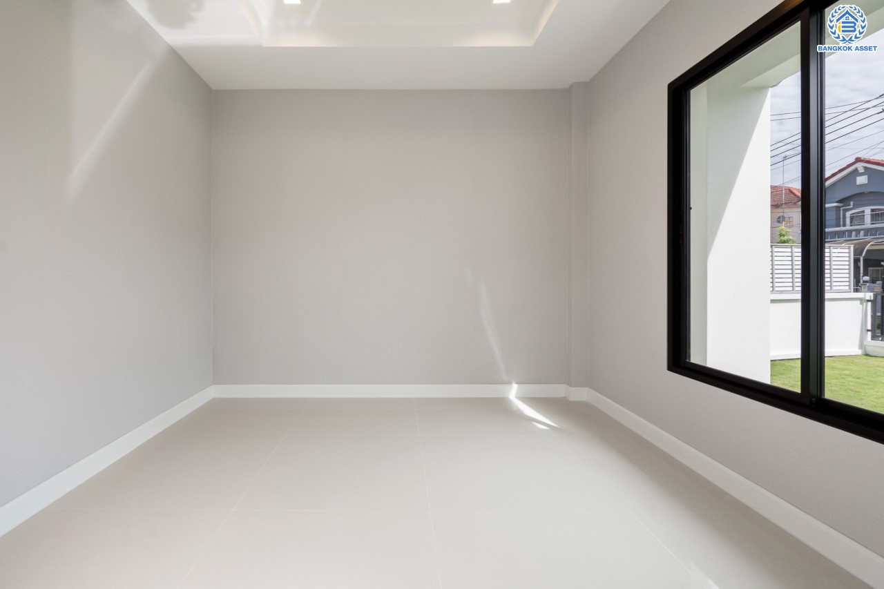 คฤหาสน์หลังใหญ่ตกแต่งใหม่ ม.บ้านสวนดอกไม้ ปิ่นเกล้า ดีไซน์สุด Luxury เนื้อที่ 154.5 ตร.ว. บนพื้นที่ใช้สอยถึง 435 ตร.ม. ฟังก์ชันจัดเต็ม 5 ห้องนอน 6 ห้องน้ำ 1 ห้องแม่บ้าน 2 ห้องอเนกประสงค์ (มีเรือนรับรองด้านข้าง พร้อมห้องน้ำในตัว) จอดรถได้ถึง 4 คัน บนทำเลเชื่อมต่อเมืองอย่างรวดเร็ว ใกล้ทางคู่ขนานลอยฟ้าบรมราชชนนี ทางด่วน "กาญจนาภิเษก" ม.มหิดล และเซ็นทรัลปิ่นเกล้า